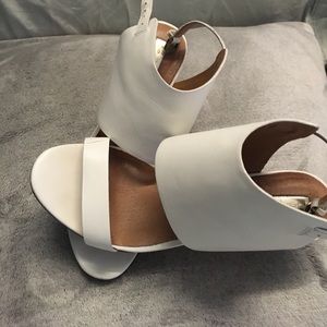 COPY - 🔥🔥🔥HALOGEN This beautiful white sandals 👡🔥🔥
